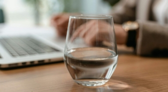Pocit k&nbsp;nezaplacení začíná u&nbsp;obyčejné sklenice vody