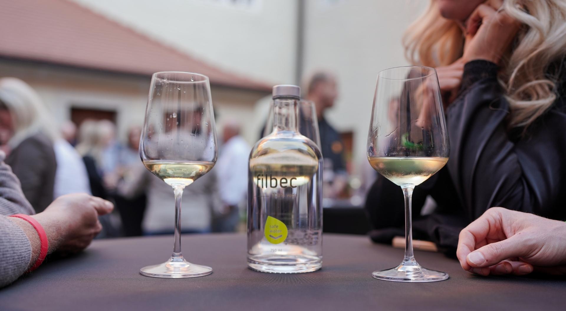 Víno a&nbsp;voda patří k&nbsp;sobě. Filbec je oficiální vodou Festivalu vína Český Krumlov.