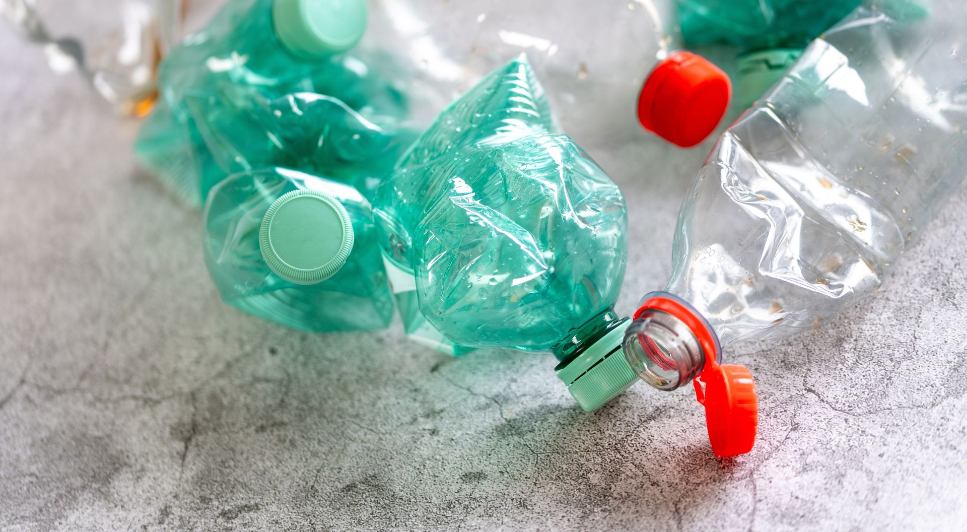 Balená, nebo kohoutková? Studie našla v&nbsp;balené vodě 56× více mikroplastů.